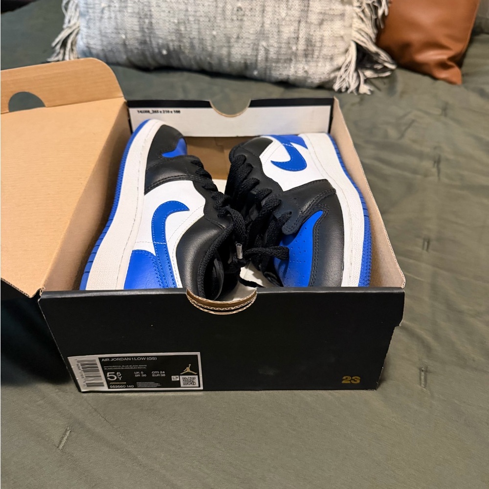 Nike Kids Low-Top Sneakers in Blue, White & Black
